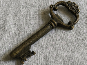 Stari otvarač za vinske i obične boce - flaše ključ Opatija