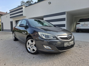 Opel Astra J 1.7 CDTI 92KW Model 2011. godina *extra stanje*