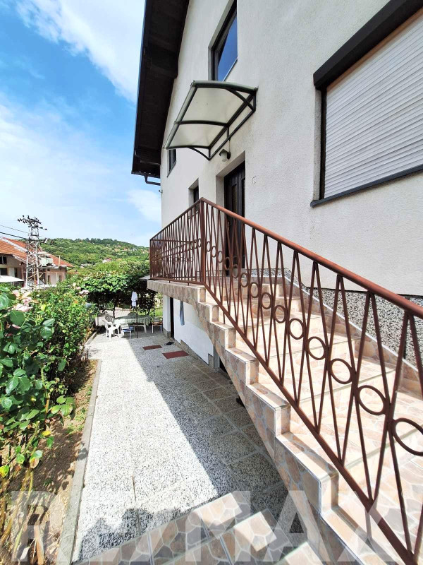 ODLIČNA KUĆA sa tri stambene jedinice, pomoćnim objektom, garažom 5