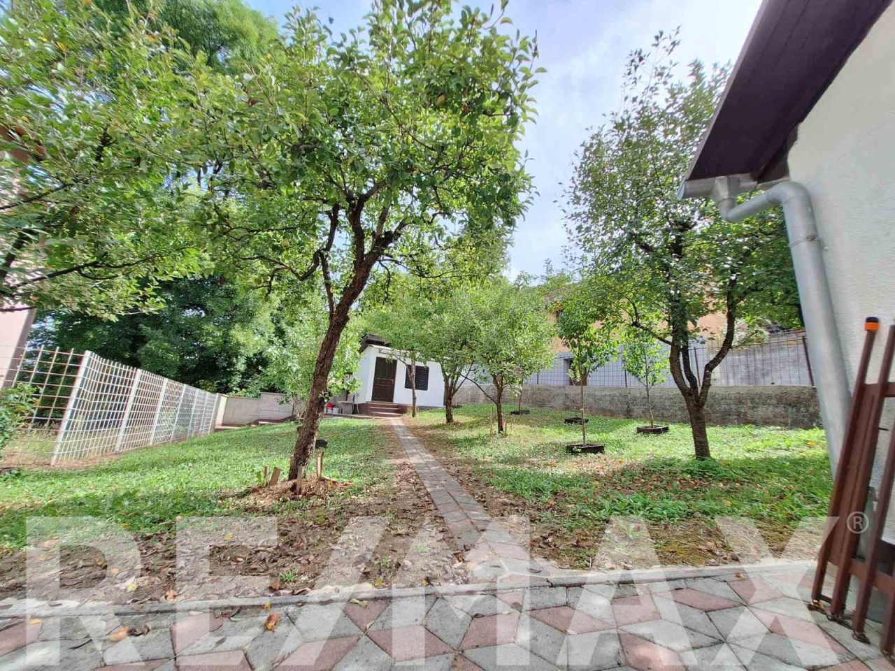 ODLIČNA KUĆA sa tri stambene jedinice, pomoćnim objektom, garažom 6