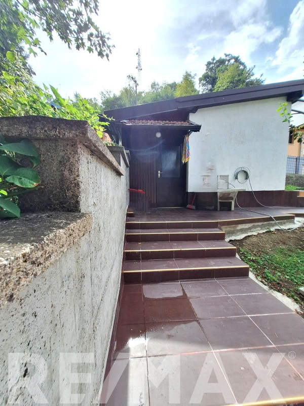 ODLIČNA KUĆA sa tri stambene jedinice, pomoćnim objektom, garažom 8