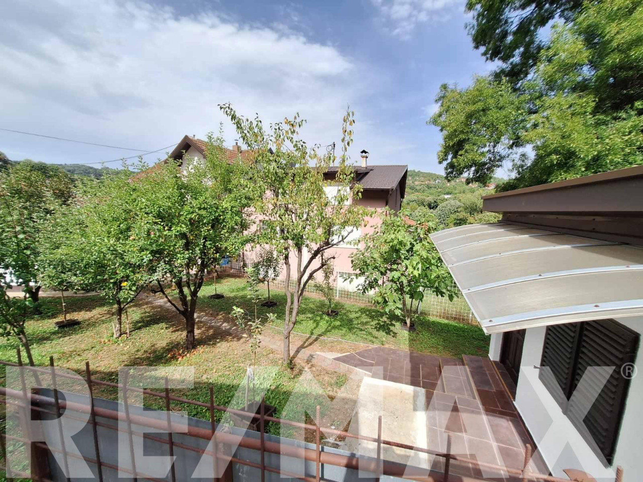 ODLIČNA KUĆA sa tri stambene jedinice, pomoćnim objektom, garažom 9