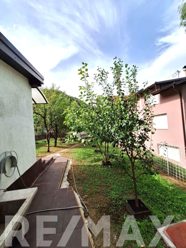 ODLIČNA KUĆA sa tri stambene jedinice, pomoćnim objektom, garažom 10