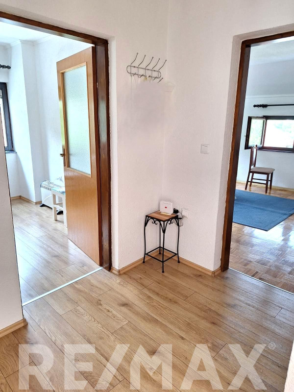 ODLIČNA KUĆA sa tri stambene jedinice, pomoćnim objektom, garažom 12