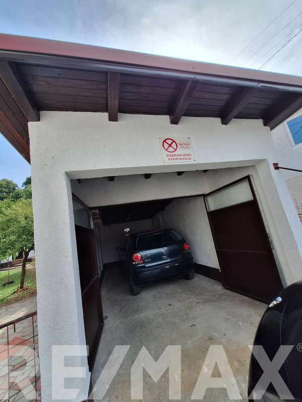 ODLIČNA KUĆA sa tri stambene jedinice, pomoćnim objektom, garažom 17