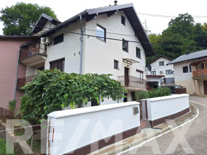 ODLIČNA KUĆA sa tri stambene jedinice, pomoćnim objektom, garažom
