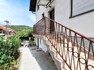 ODLIČNA KUĆA sa tri stambene jedinice, pomoćnim objektom, garažom photo 5