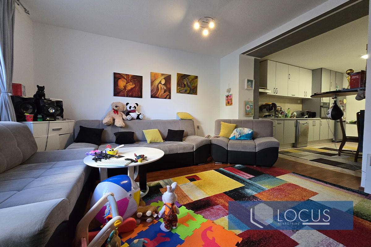 LOCUS:Trosoban stan sa garažom, Čobanija, Centar 2