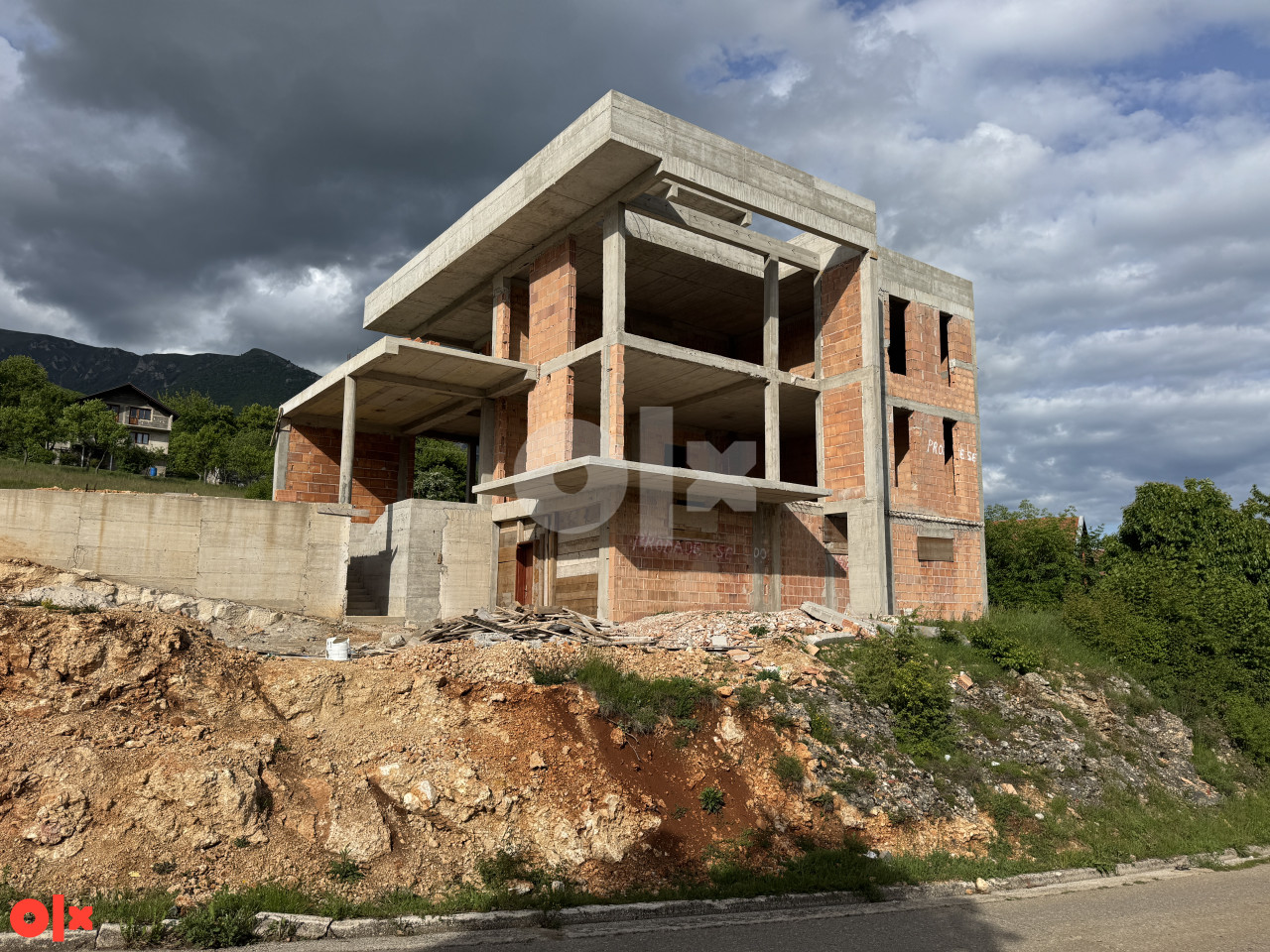 Kuća Travnik nalazi se na regionalnom putu(stara vlasicka cesta)