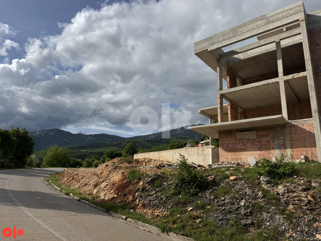 Kuća Travnik nalazi se na regionalnom putu(stara vlasicka cesta) 3