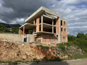 Kuća Travnik nalazi se na regionalnom putu(stara vlasicka cesta)