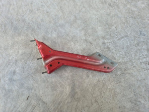 Prednji desni limeni nosac blatobrana Audi Q5 8R 2008-2017 god 8R