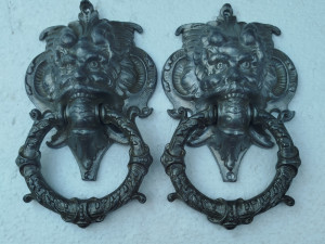 GESCHUTZT Zvekiri dva Kucala za vrata kapiju stara livena