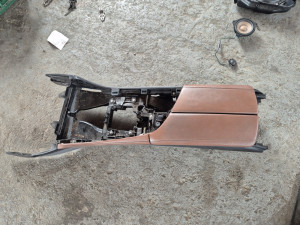Bmw f10 f11 NASLONJAC ZA RUKU SREDNJA KONZOLA smedji braon naslon