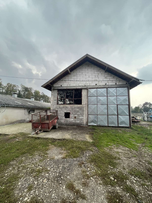 EOS / Zemljište sa skladišnim objektom / Srbac 490 m2 2