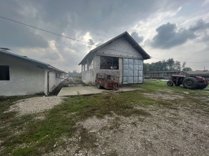 EOS / Zemljište sa skladišnim objektom / Srbac 490 m2