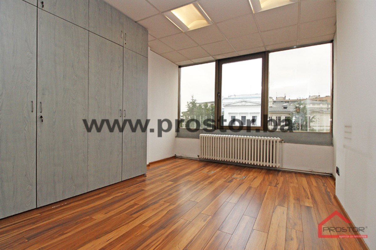 PROSTOR izdaje: Poslovni prostor, 18-37m2, Centar