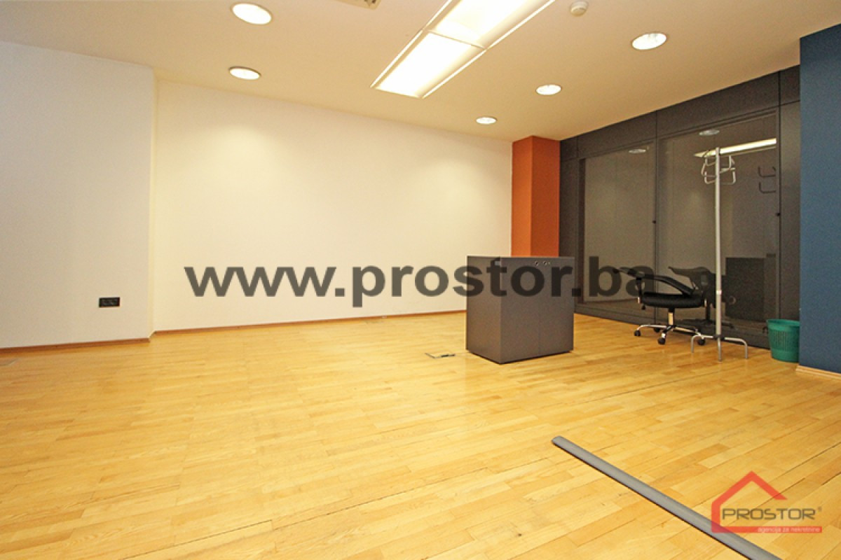 PROSTOR izdaje: Poslovni prostor, 18-37m2, Centar 3