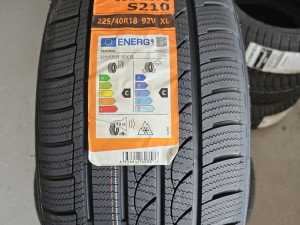 225/40R18 TRACMAX ICE PLUS 225 40 18