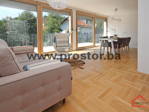 PROSTOR izdaje: Četverosobna kuća sa parkingom, Stari Grad