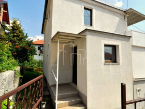 Dvoetažna kuća sa dvije spavaće sobe i poslovnim prostorom