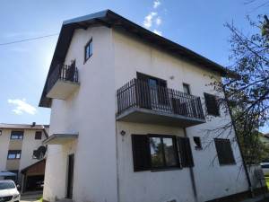 Trospratna kuća sa tri odvojena ulaza
