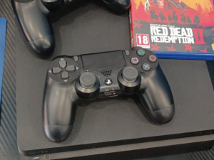 Pla station 4 1TB sa dva joysticka i Red Dead Redemption II