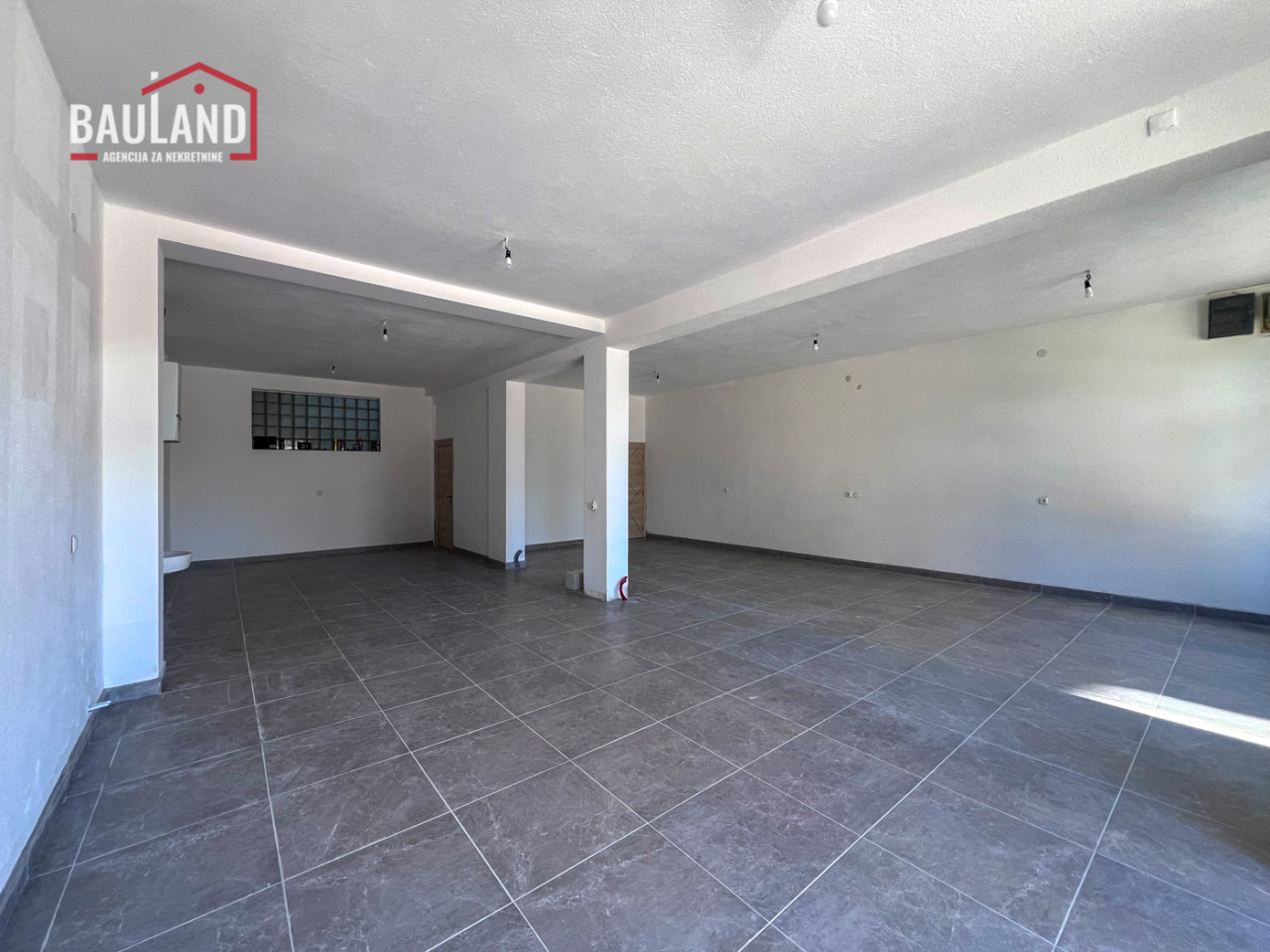 Višenamjenski poslovni prostor površine 100m2/ Stup 2