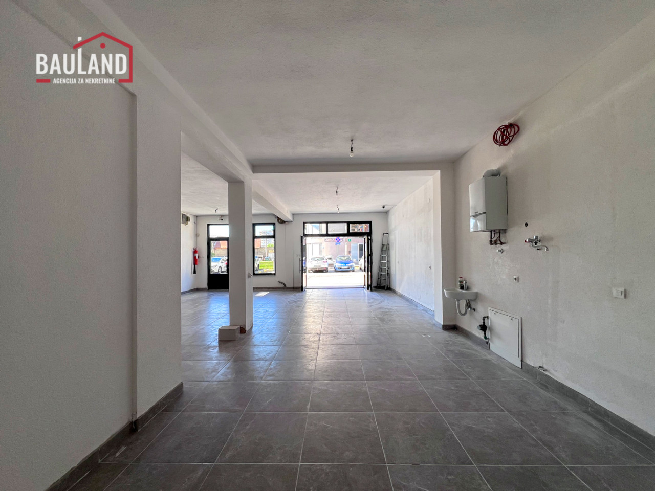 Višenamjenski poslovni prostor površine 100m2/ Stup 3