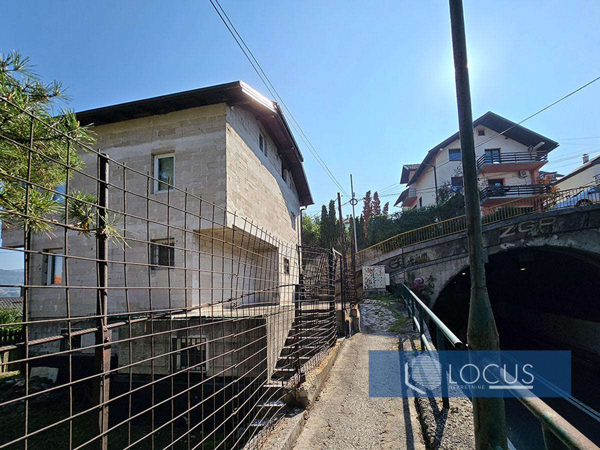 LOCUS: Kuća u roh bau stanju, ispod Tranzita, Bistrik 3