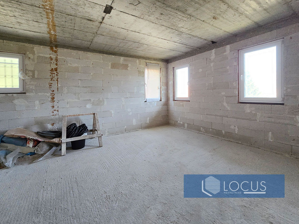 LOCUS: Kuća u roh bau stanju, ispod Tranzita, Bistrik 6