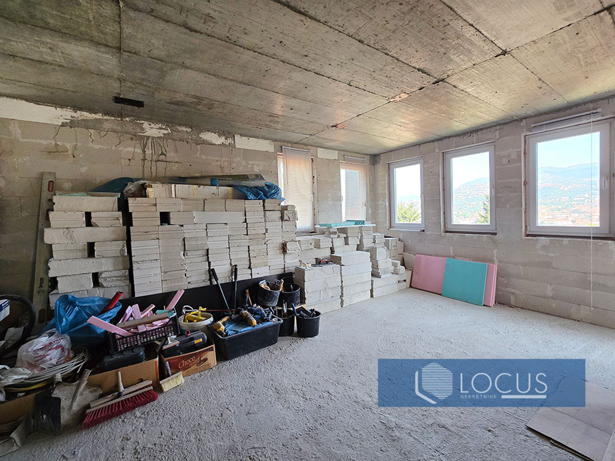 LOCUS: Kuća u roh bau stanju, ispod Tranzita, Bistrik 9
