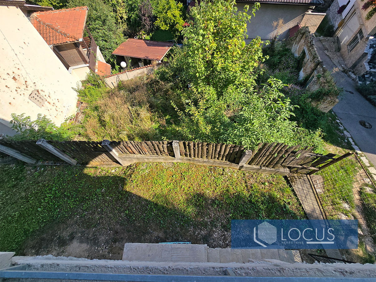 LOCUS: Kuća u roh bau stanju, ispod Tranzita, Bistrik 14