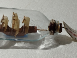 Brod lađa u boci flaši stariji suvenir Podgora