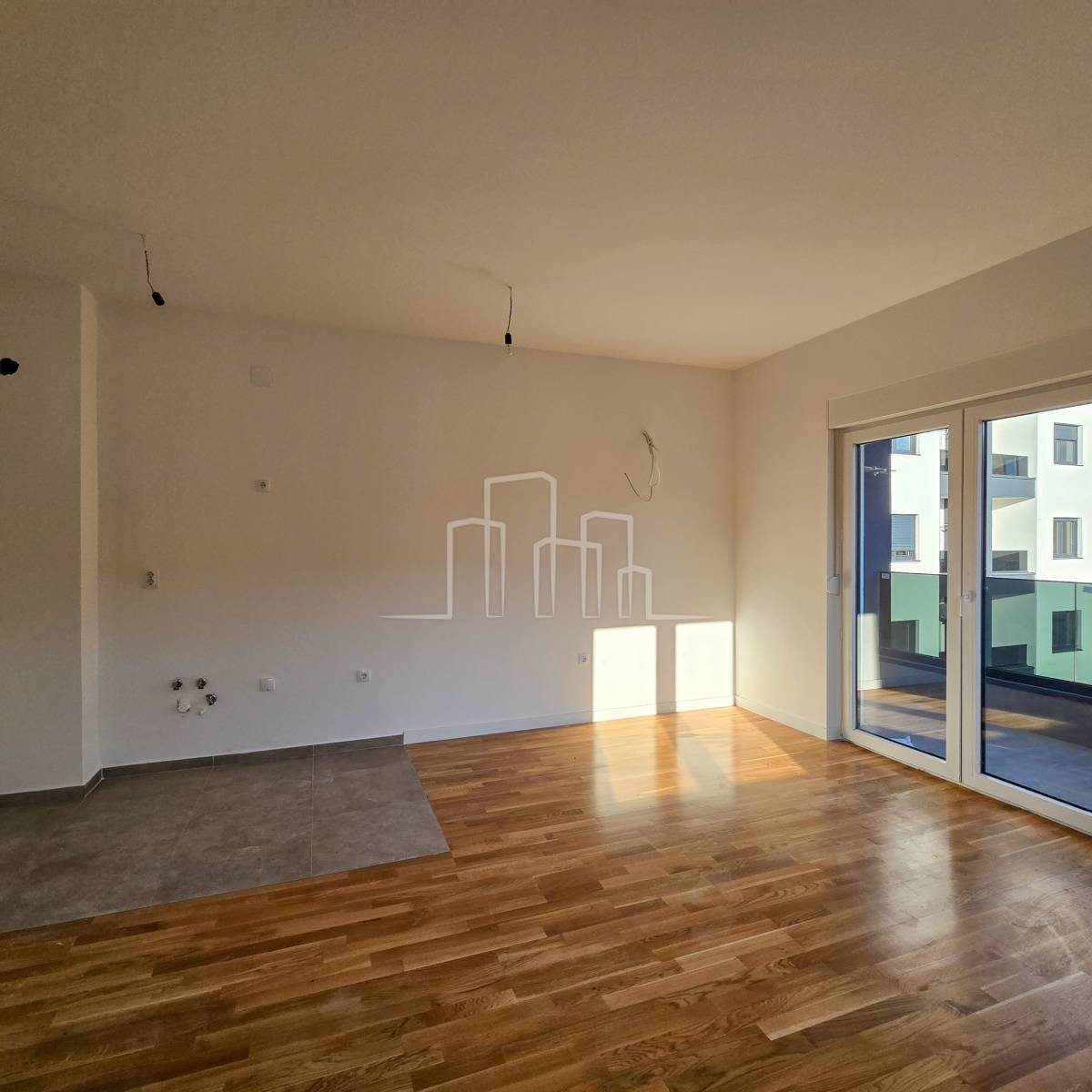 Komforan penthouse 99m2 sa 4 spavaće sobe  najam Istočno 3