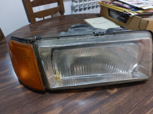 FAR I ŽMIGAVAC (DESNI) Audi 80 TD/1,8 benzin JAJE 1989 g.