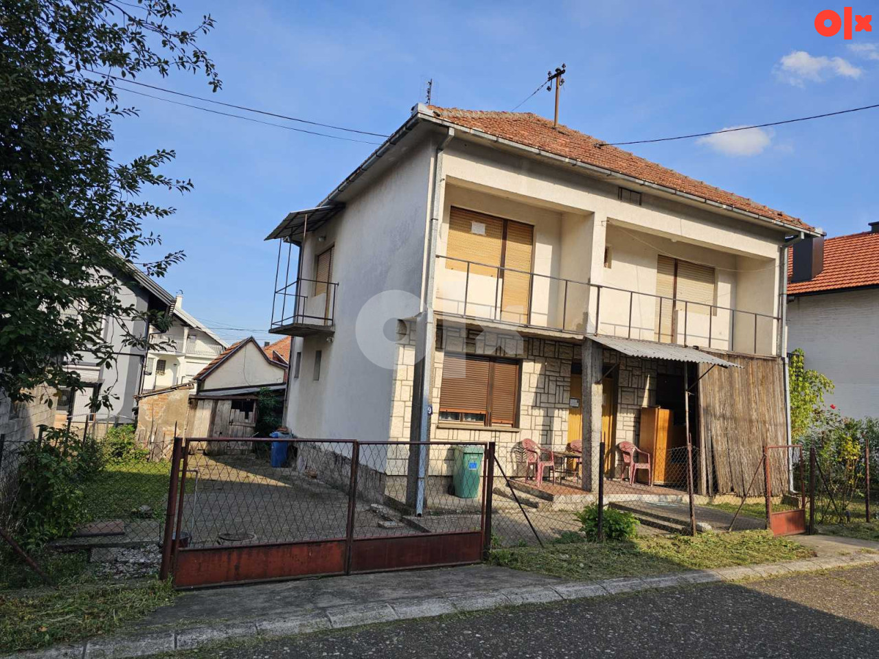 Kuća na sprat sa podrumom, tavanom i dvorištem 2