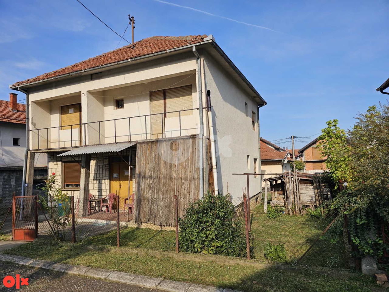 Kuća na sprat sa podrumom, tavanom i dvorištem 3