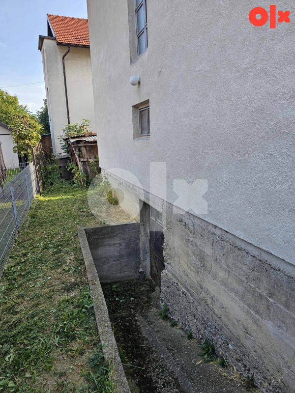 Kuća na sprat sa podrumom, tavanom i dvorištem 4