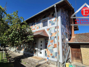 -POTOČARI- Kuća sa visokim potkrovljem na placu 1978 m2!