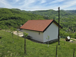 Vikendica  Kijevo Trnovo sa 2300m2 zemljišta