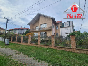 -KOLOBARA- Namještena kuća na sprat sa dvije garaže! ID 4112/NL