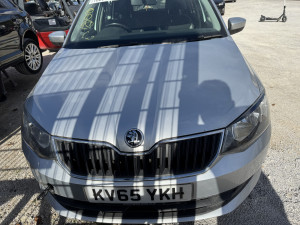 Skoda Fabia 2014 Prednji branik maska farovi