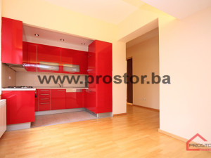 PROSTOR izdaje: Četverosoban stan u blizini Katedrale, Centar