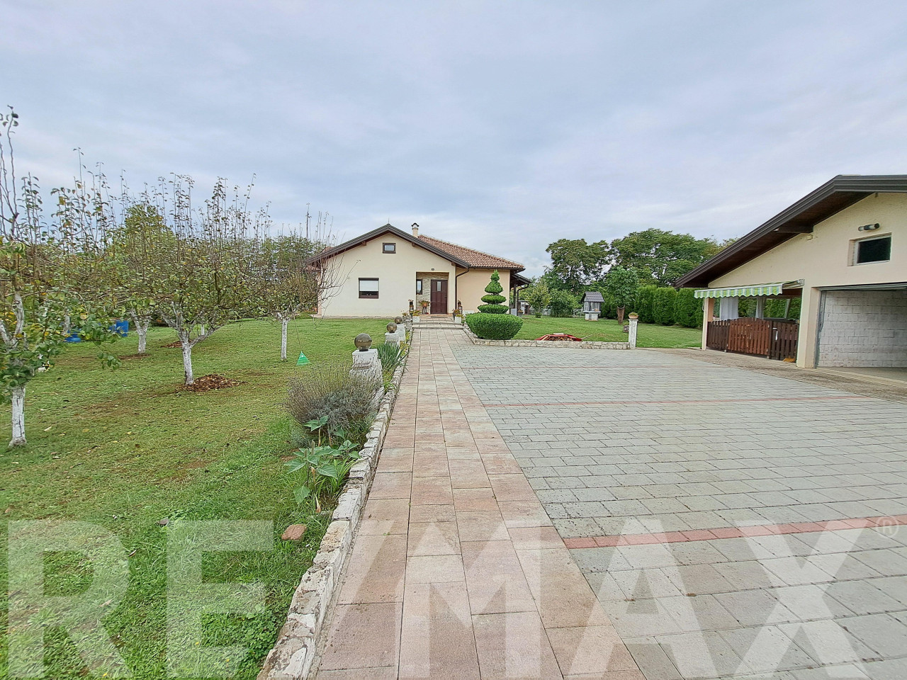 Vila sa bazenom na placu 2559m2, ŠUŠNJARI, LAKTAŠI 2