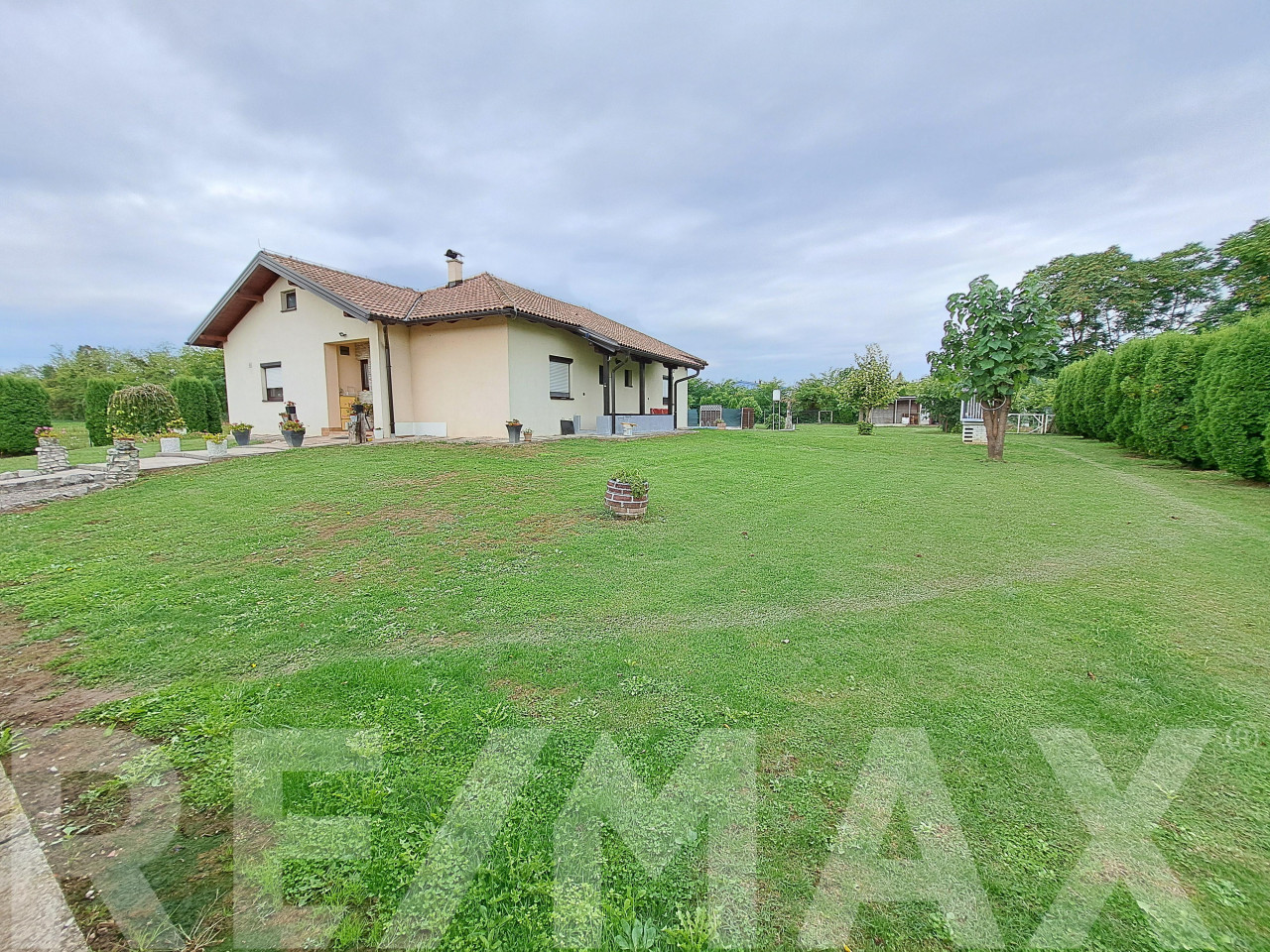 Vila sa bazenom na placu 2559m2, ŠUŠNJARI, LAKTAŠI 3