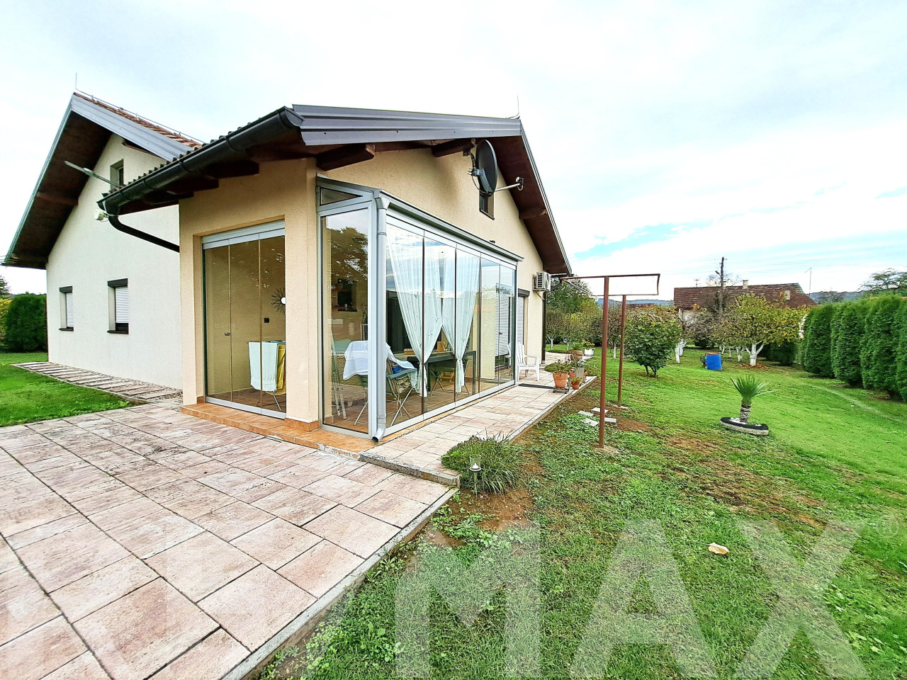 Vila sa bazenom na placu 2559m2, ŠUŠNJARI, LAKTAŠI