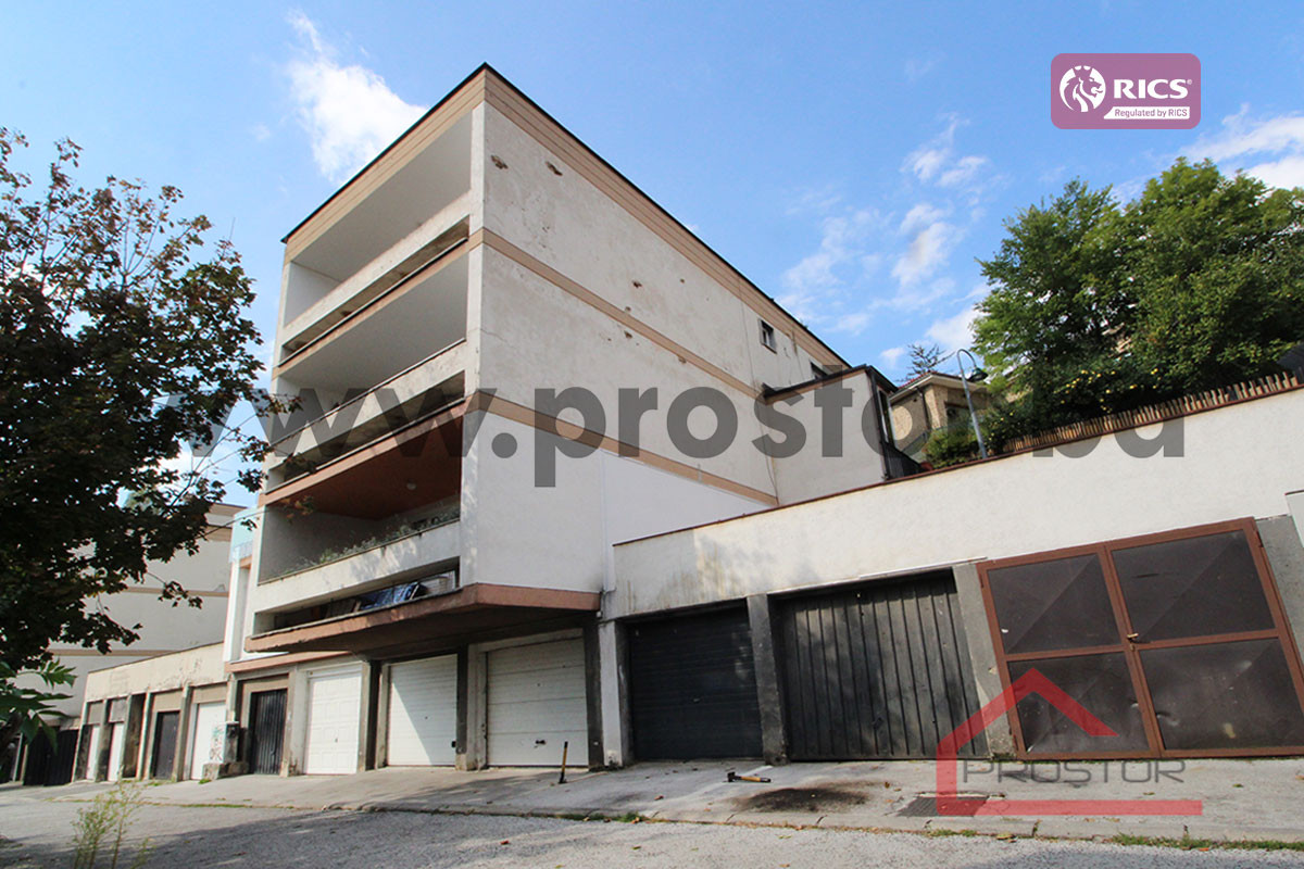 PROSTOR prodaje: Trosoban adaptiran stan sa garažom, Centar