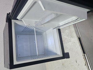 Mini frizider  ne hladi