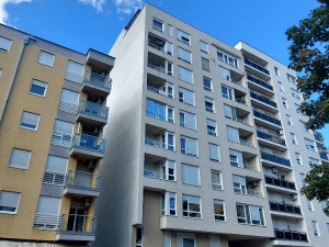 NAJAM: JEDNOSOBAN STAN I GARAŽA U CENTRU BL